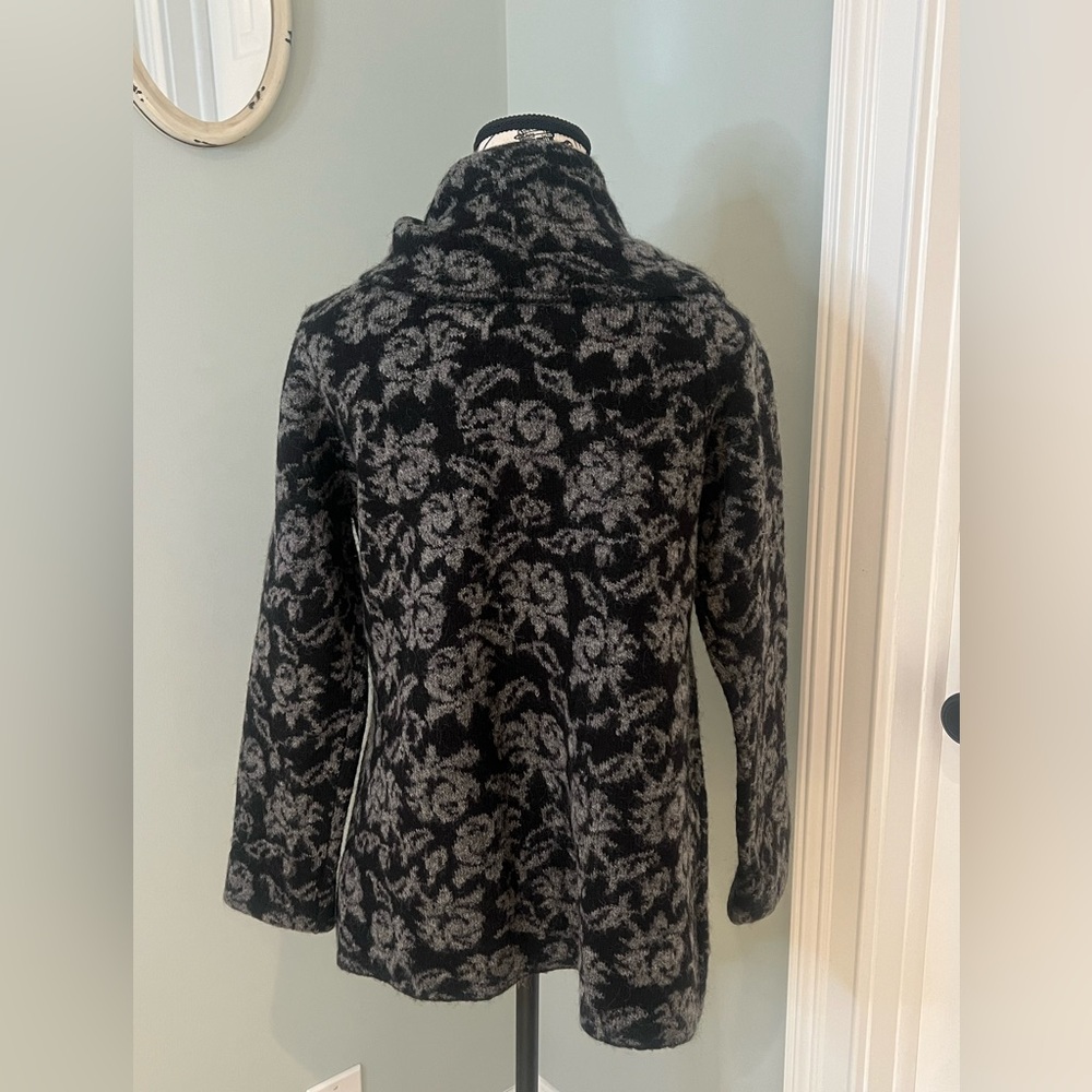 Ellen Tracy Wool Blend One Button Cardigan |Gray & Black Roses | SZ L | Like New - Picture 4 of 11